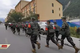 直击子弟兵逆行冲锋在抗震救灾路上视频封面