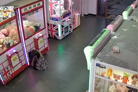 丽水一娃娃机里现真娃娃，进去容易出来难视频封面