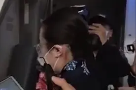 武汉首趟出港航班，乘务员哽咽播报：我们渡过了非常特别的76天视频封面