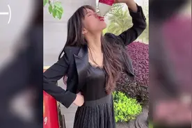 爆笑合集：女子从小喝可乐长大，难怪长得那么膨胀视频封面