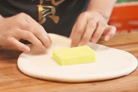 孩子喜欢吃豌豆酥，李姐隔三差五就要做一次，拿到手里都掉渣！视频封面