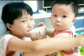 6个月胖弟弟跟10岁瘦姐姐抢吃的，揭秘家有二胎的“烦恼” 超搞笑视频封面