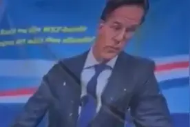 实拍！荷兰抗议者用鸡蛋砸首相画像表达愤怒视频封面