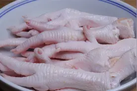 鸡爪特别好吃的家常做法，软糯多汁鲜香入味，下酒又下饭，真解馋视频封面