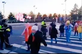 交警护送孩子过马路，小朋友们主动飞扑抱，网友：想要抱抱！视频封面