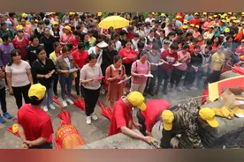 别出心裁，大洲杨氏外嫁女祭祖用广西非遗文化牛歌戏唱祭词，超赞视频封面