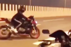 “摩托追高铁”：飙车“网红”因涉嫌危险驾驶罪，现已被警方拘役视频封面