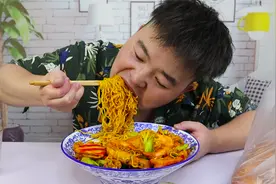 今天夜宵，麻辣香锅泡面，配上酸奶大麻花，大口吃面真过瘾视频封面