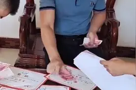 凭实力挣零花钱！孩子拿出奖状爸爸发百元大钞奖励，网友：羡慕了视频封面