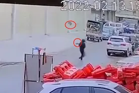 中山一工厂锅炉爆炸，顶棚被炸飞，碎片险些砸中路人视频封面