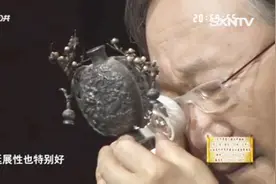 女子拍卖会上相中银质小壶，拍下后找专家做鉴定，专家：日本货视频封面