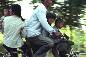 80年代人们出行方式，70后、80后应该有深刻的记忆