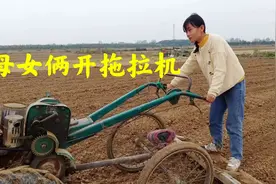 爸爸虚弱干不了农活，母女俩开起拖拉机，村里叔叔帮忙把小麦种上视频封面