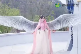 一起来看看长着一对翅膀的女孩到底有多美视频封面