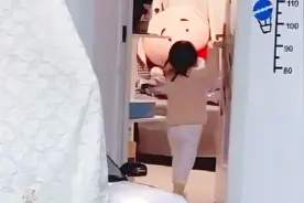 相差十二岁的兄妹，妹妹偷偷跑到哥哥床上，没想到一下就被发现了视频封面