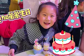 二宝弟弟周岁生日抓周礼，抓到了金钥匙和印章，二姨说长大要当官