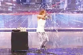 全美达人：女汉子徒手直接捏爆易拉罐，评委激动地站起来欢呼视频封面