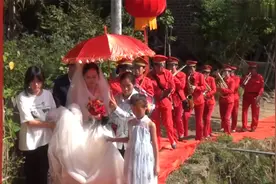 湖南农村一帅哥结婚，带着新娘走路进家，好热闹视频封面