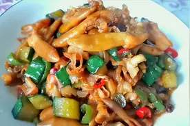 海鲜蛏王肉的好吃做法！梁品在家教你做小炒蛏王肉鲜辣咸香下饭视频封面