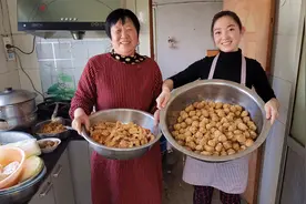 山东人这样过年，大年三十用大铁锅炸年菜，出锅四大盆，年味十足视频封面