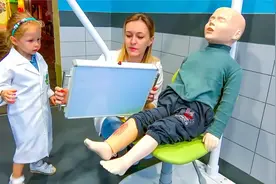 外国小女孩变成了小小医生，为受伤的小朋友检查的样子真专业呢~视频封面