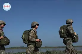 特战女兵完成伞降实跳，给你们一个大大的赞！视频封面
