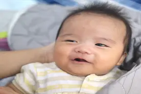 婴儿小包子睡觉感觉呼吸急促，医生说要多观察，每分钟不能超过60视频封面
