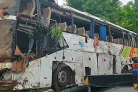 甘肃境内载63人客车侧翻 已致13人死亡 肇事司机已被控制视频封面
