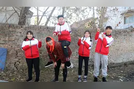 小伙伴们一起玩“跳山羊”，没想来福一时失误骑到妈妈身上，真逗视频封面