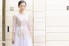 总裁给女友买裙子，让助理试穿一下，没想到姑娘穿上后太美了！视频封面