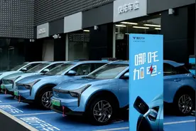 低端车型占销量80%，哪吒汽车“认命”老年代步车？视频封面