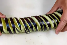 盘龙茄子好吃不会做？教你茄子切不断的技巧，新手都一次成功！视频封面