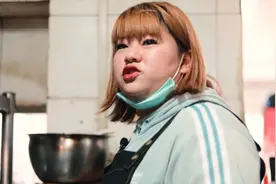丈夫当高管，90后老婆却守在苍蝇店当服务员：不能拖男人后腿视频封面