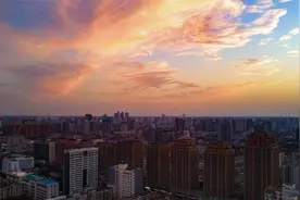 晴空万里！郑州连阴雨结束，火烧云奇观再现，引路人驻足视频封面