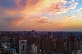 晴空万里！郑州连阴雨结束，火烧云奇观再现，引路人驻足视频封面