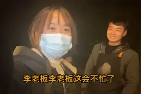 96年小夫妻县城摆摊卖小吃 中午娘家哥嫂来吃饭 一人吃一碗花甲粉视频封面