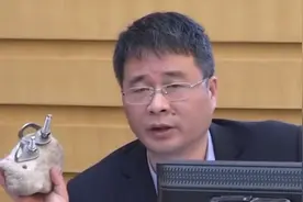 传奇：3人爬上三清山巨蟒峰，把26枚钢钉打入，下秒直接坐牢视频封面