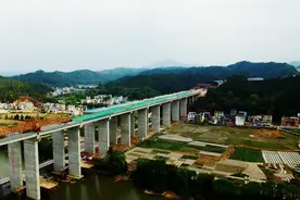 航拍大广高速扩容（信丰崇仙桃江大桥）建设中的壮观工程视频封面