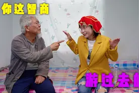 搞笑剧：姐夫出题，一头猪重400斤，桥可承重200斤，请问猪咋过河视频封面