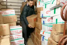 农村大哥租门面建冷库批发鸡腿，称越大的越便宜，看看什么价