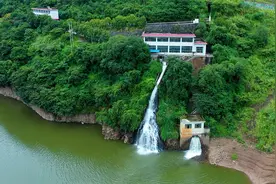 贵州一建在江边房屋，房底两股泉水奔涌，这房子有什么说法？视频封面