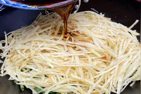 豆角炒饼丝想要好吃料汁很关键，饼丝不粘不坨，一大锅不够吃，香视频封面