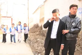 亲生父母41：爸爸去“自首”，六一哭着跑出去喊了一声爸爸，感动视频封面