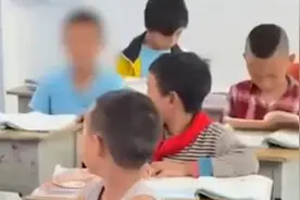 10岁男孩光脚上学，老师心疼送上拖鞋，孩子却怕弄脏坚持洗脚后穿视频封面