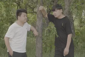 哥哥为照顾傻弟弟放弃高薪工作，朋友不理解，结局好暖心视频封面