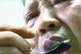 经典：异食癖恐怖让人难以置信，男童严重缺铁，导致爱吃土的习惯视频封面