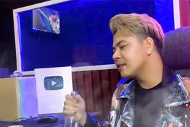 越南精神小伙为去世的兄弟唱《兄弟想你了》，传说中的坟头蹦迪？视频封面