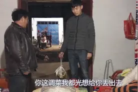 农村女婿去看单身岳父，给岳父带了什么礼？岳父：给你丢出去视频封面