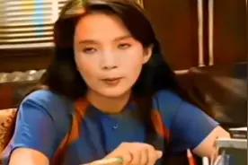 美女被同事盯着看，以为原来脸上摸了眼影，跟兔爷一样视频封面