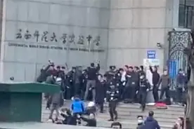 云南师大实验中学持刀劫持事件：嫌犯被一枪击毙，现场爆发掌声视频封面